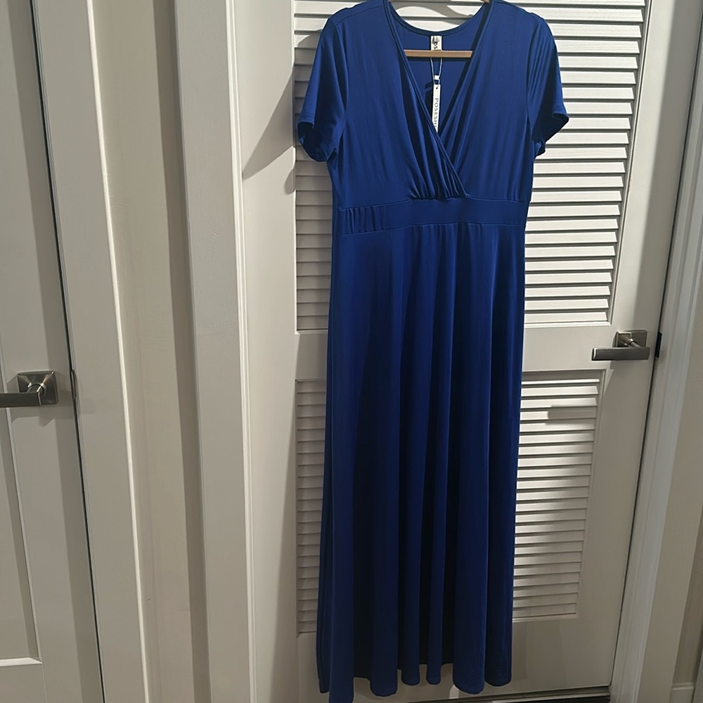 POSESHE Maxi Shortsleeves Dress with V Neckline.  Spandex all stretchy. Size XL